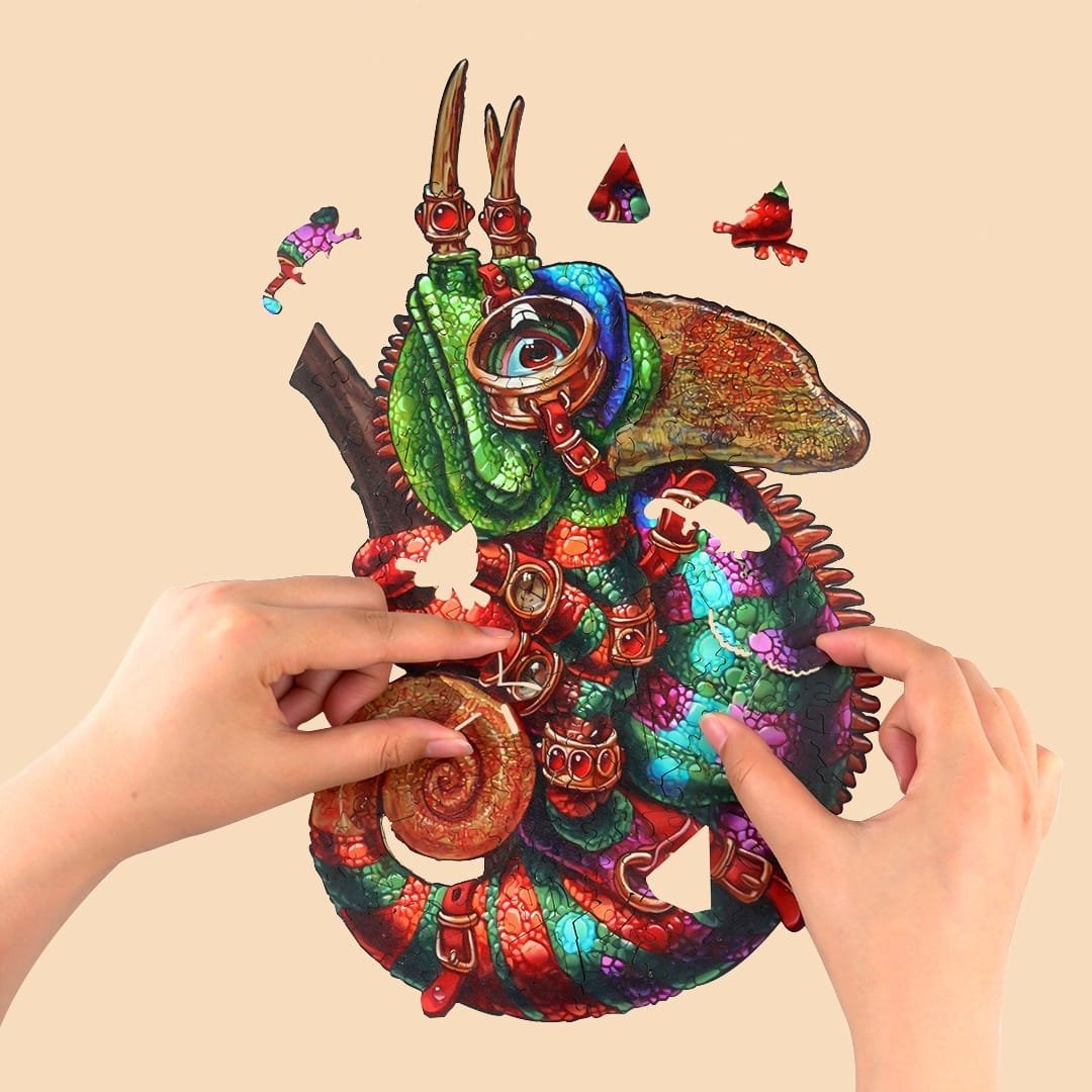 ADVENTUROUS CHAMELEON Wooden Jigsaw Puzzle - KAAYEE Puzzle